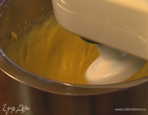 Не прекращая взбивать, по одному ввести яйца. 