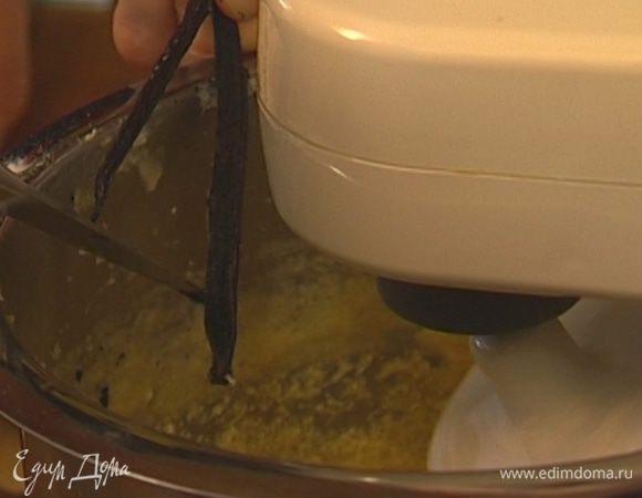 Добавить измельченные орехи, половину натертой цедры, муку и зерна ванили.