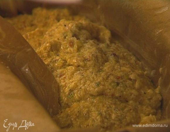 Выстелить глубокую узкую форму бумагой для выпечки, смазать ее сливочным маслом. Выложить тесто в форму и выпекать пирог в разогретой духовке 40–50 минут. 