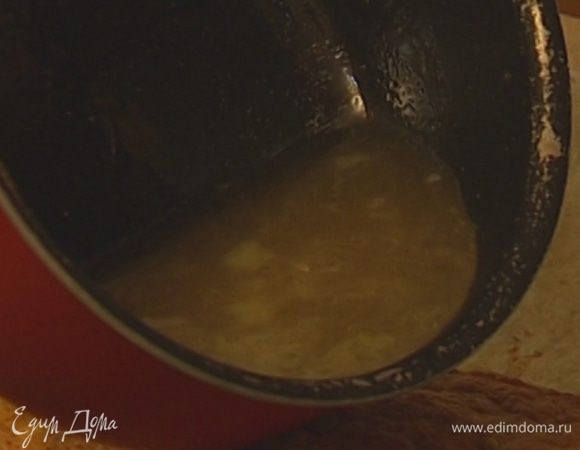 Лимонный сок влить в небольшую кастрюлю, добавить 50 г сахара и хорошенько прогреть, чтобы сахар растворился, добавить в сироп оставшуюся цедру.