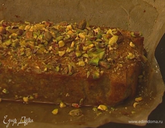 Полить готовый пирог лимонным сиропом, присыпать сверху фисташками.