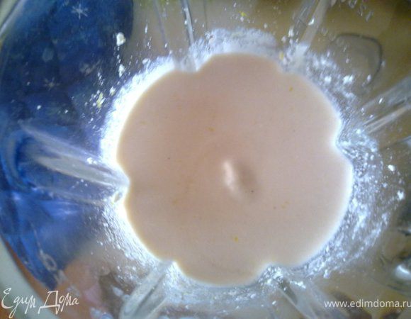 Творог взбиваем в блендере с йогуртом, цедрой и соком лимона и сахарной пудрой