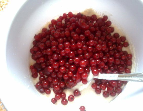 Добавляем в творожную массу распущеный желатин, ягоды и сливки