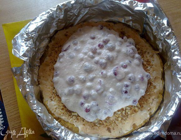 На блюдо выкладываем 1-ый корж, закрываем бока фольгой, устанавливаем кольцо от формы...