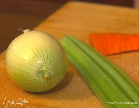 Лук, сельдерей и морковь почистить и нарезать небольшими кубиками. 