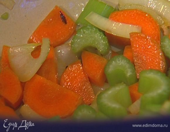 Разогреть в тяжелой кастрюле 3 ст. ложки оливкового масла, обжарить слегка лук, добавить морковь и сельдерей. Влить половину половника подогретого бульона, накрыть кастрюлю крышкой и тушить овощи до мягкости. 