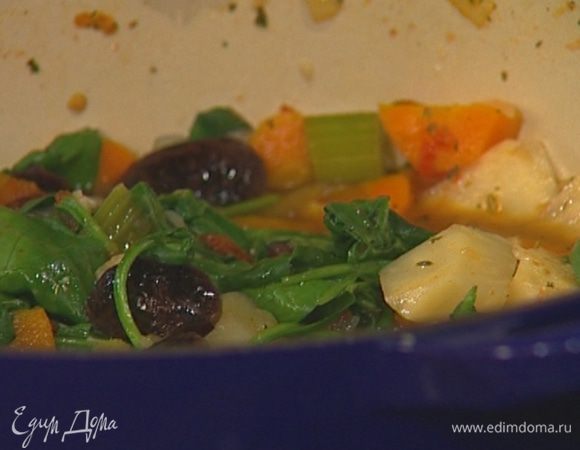 Отправить в кастрюлю к овощам готовую фасоль, влить оставшийся подогретый бульон и готовить суп еще 15 минут. 