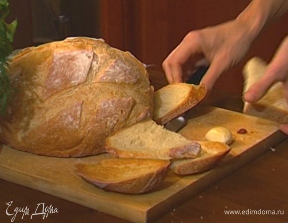 Хлеб нарезать, подсушить в духовке, натереть оставшимся чесноком и сбрызнуть оливковым маслом. 