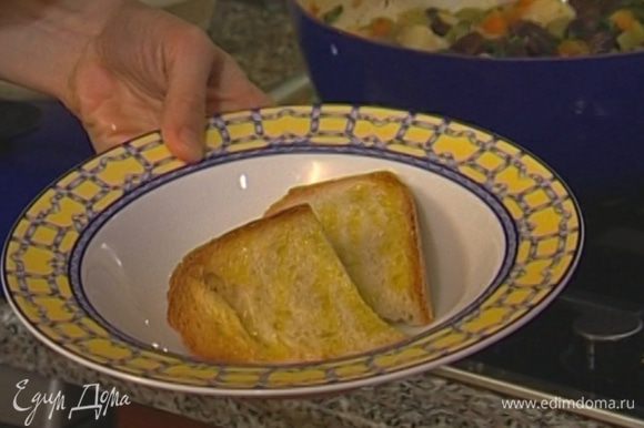 Выложить хлеб в тарелки и залить супом.