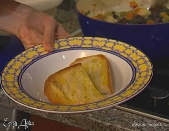 Выложить хлеб в тарелки и залить супом. 