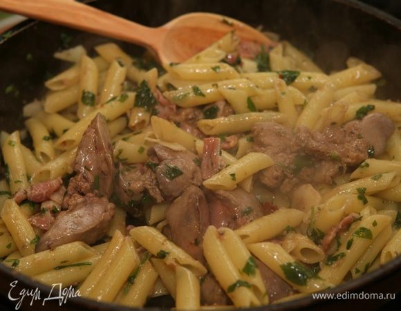 Макароны отварить в подсоленной воде, затем слить, заправить соусом из петрушки с чесноком и чили, разложить в тарелки, сверху выложить печень с беконом, сбрызнуть все оставшимся оливковым маслом.