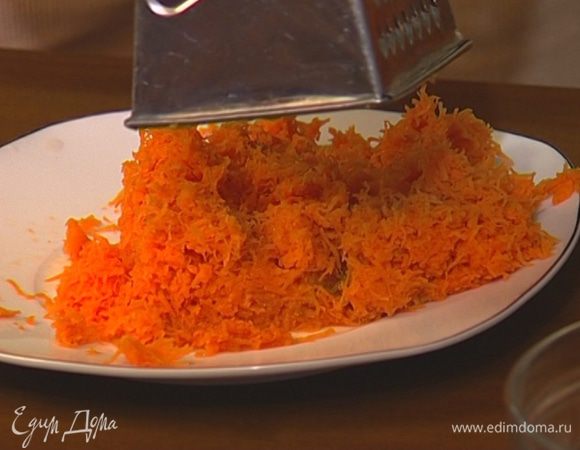 Морковь почистить и натереть на мелкой терке.
