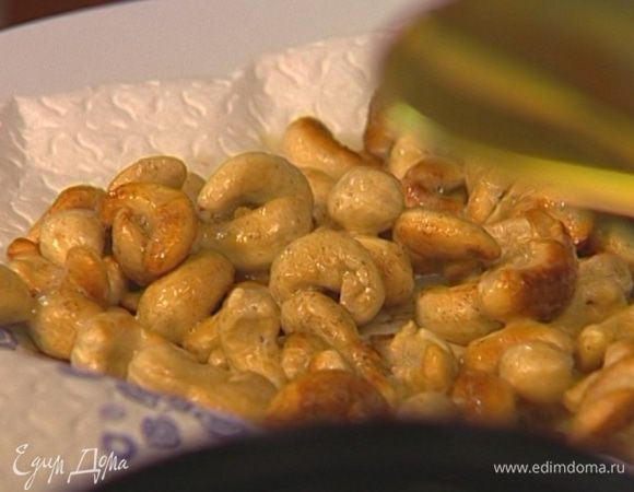 Выложить орехи на бумажное полотенце, чтобы избавиться от лишнего масла, а затем крупно порубить ножом или измельчить в ступке. 