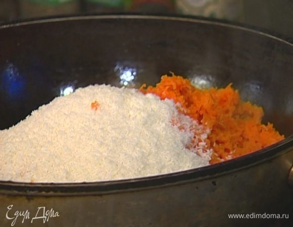 Протереть сковороду бумажным полотенцем, выложить в нее натертую морковь и кокосовую стружку и, помешивая, жарить 5–10 минут. 