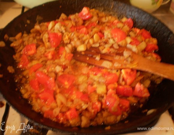 Серединки баклажан и луковицу измельчаем, моркови натираем на терке. С 3 помидоров снимаем кожицу, измельчаем. Все ингредиенты протушиваем на масле до готовности, солим, перчим. 