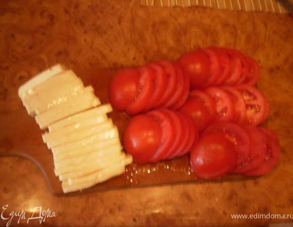Брынзу нарезаем ломтиками, помидоры - кружочками.