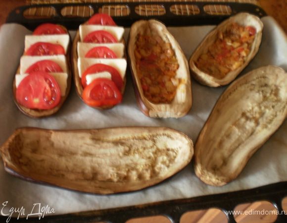 На пропеченные баклажаны выкладываем тонким слоем рагу, сверху поочередно помидоры и брынзу. 