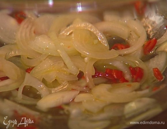 Приготовить маринад: лук перемешать с чесноком и чили, влить рисовый уксус, сок лайма, соус Nam Pla и растительное масло, добавить сахар, черный перец и кинзу. Перемешать и дать маринаду настояться 15 минут.