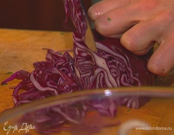 Капусту тонко порубить.