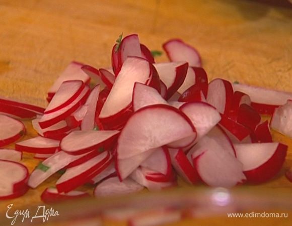 Редис нарезать кружками.