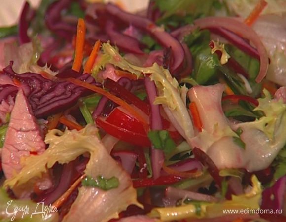 Отправить индейку, капусту и редис в маринад и все перемешать.