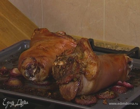 Запекать в разогретой духовке 30 минут, затем убавить температуру до 190°С и запекать еще около полутора часов.