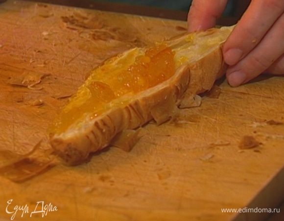 Круассаны разрезать пополам и смазать их апельсиновым вареньем. 
