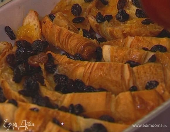 Выложить круассаны в красивую форму для выпечки, в которой можно подавать пудинг на стол, и посыпать изюмом.