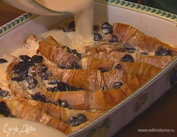 Яйца с желтками взбить с 2 ст. ложками сахара, сливками и молоком. Полить круассаны яично-сливочной массой и оставить на 15 минут, чтобы они как следует пропитались.