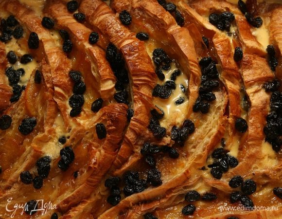 Присыпать оставшимся коричневым сахаром и выпекать в разогретой духовке 45 минут. 
 
