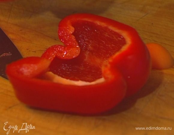 У сладкого перца удалить плодоножку и семена.