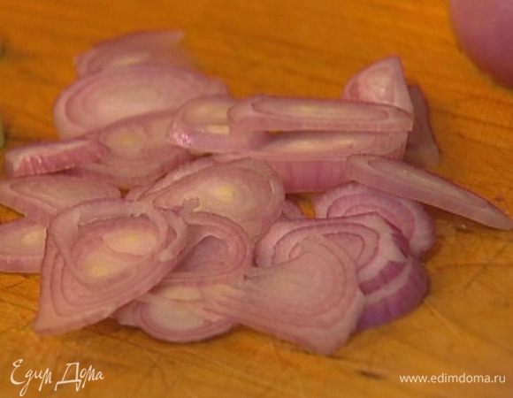 Лук-шалот почистить и нарезать тонкими полукольцами.