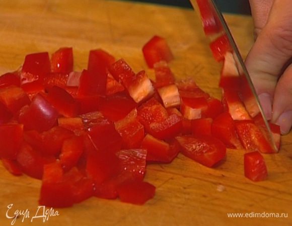 Огурцы, сельдерей и сладкий перец нарезать кубиками.