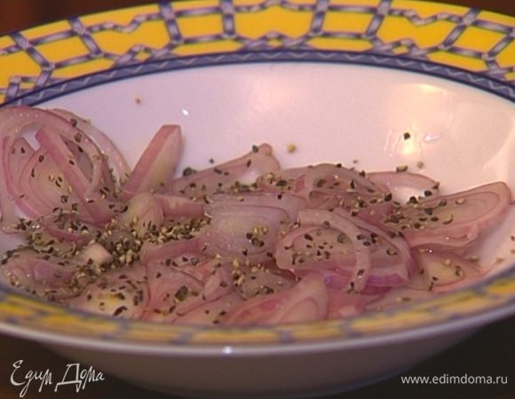 К луку добавить мускатный орех и щепотку перца, влить уксус, перемешать и оставить мариноваться на несколько минут.