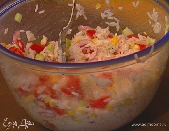 К отваренному рису добавить оливковое масло, замаринованный лук, сельдерей, 4–5 ст. ложек кукурузы, огурцы и сладкий перец.