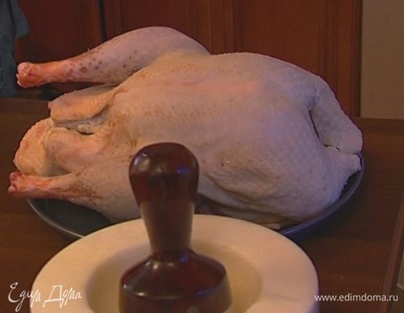 Индейку вымыть, просушить бумажным полотенцем и натереть солью внутри и снаружи.