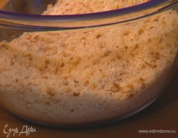 Батон поломать на кусочки и измельчить в блендере. 