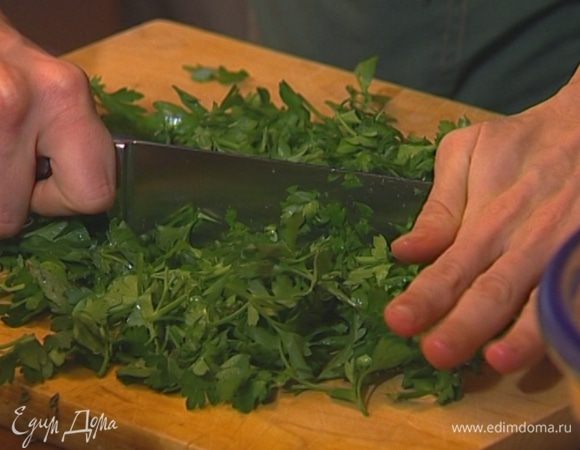 Петрушку мелко порубить