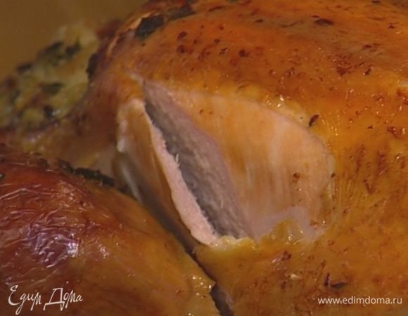 Запекать индейку в разогретой духовке полтора часа, перевернуть и запекать еще полтора часа. Затем снять бумагу и запекать еще 30–40 минут.