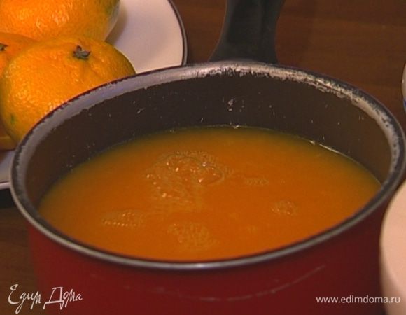 Влить в небольшую кастрюлю 300 мл воды, всыпать сахар и прогреть, так чтобы он полностью растворился. 