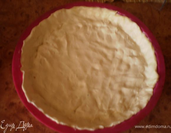 Тесто распределить по форме.