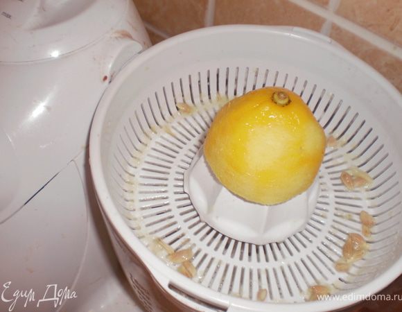 Из лимонов снять цедру и выдавить сок. ! ст.л. сока оставить для безе.