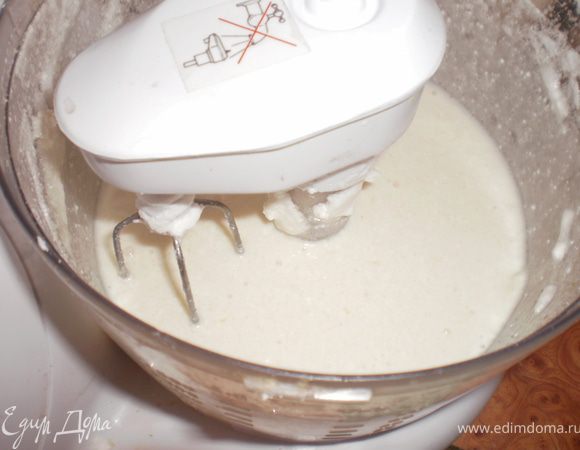 С лимоном и сахаром(150г) взбить творог.