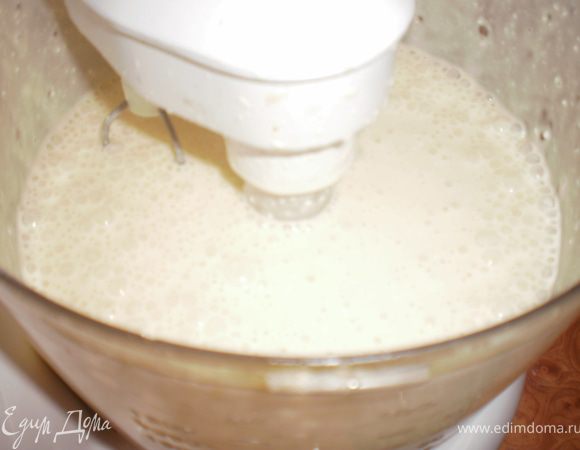 Добавить сливки и желтки.