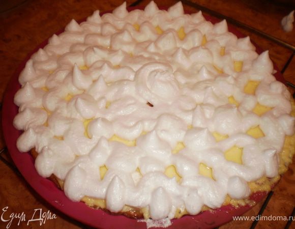 Выложить безе на пирог и подсушить в духовке.