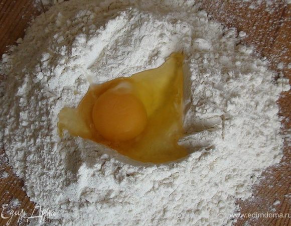 Соединить муку и яйца и хорошенько вымесить тесто для пасты. Накрыть тесто и дать ему постоять 30-40 мин.