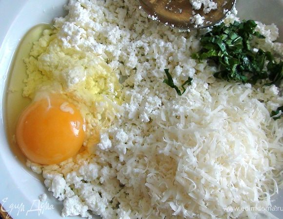 Приготовить начинку: творог, яйцо, сыр (натереть на мелкой тёрке), мяту (мелко порезать), лимонный сок, соль, перец - всё перемешать.