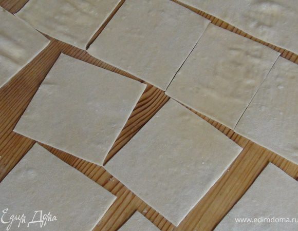 Раскатать тесто, разрезать на квадратики.