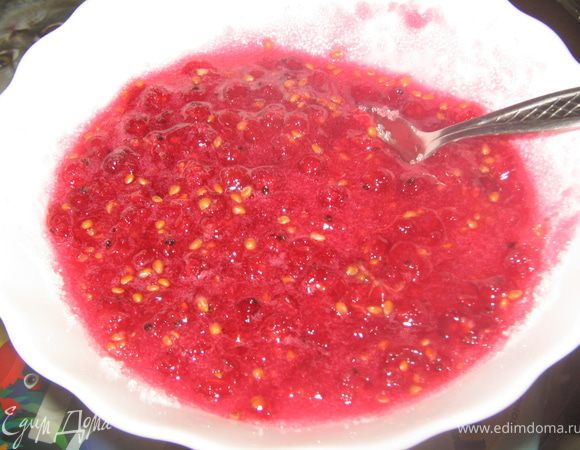 Красную смородину промыть и перетереть с сахаром