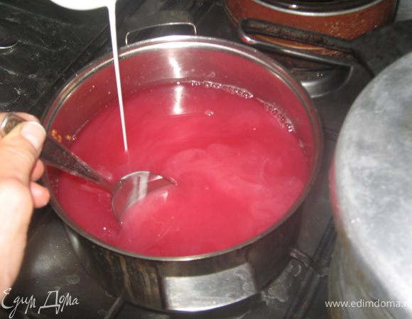 Крахмал развести в воде и , помешивая, влить в кастрюльку...